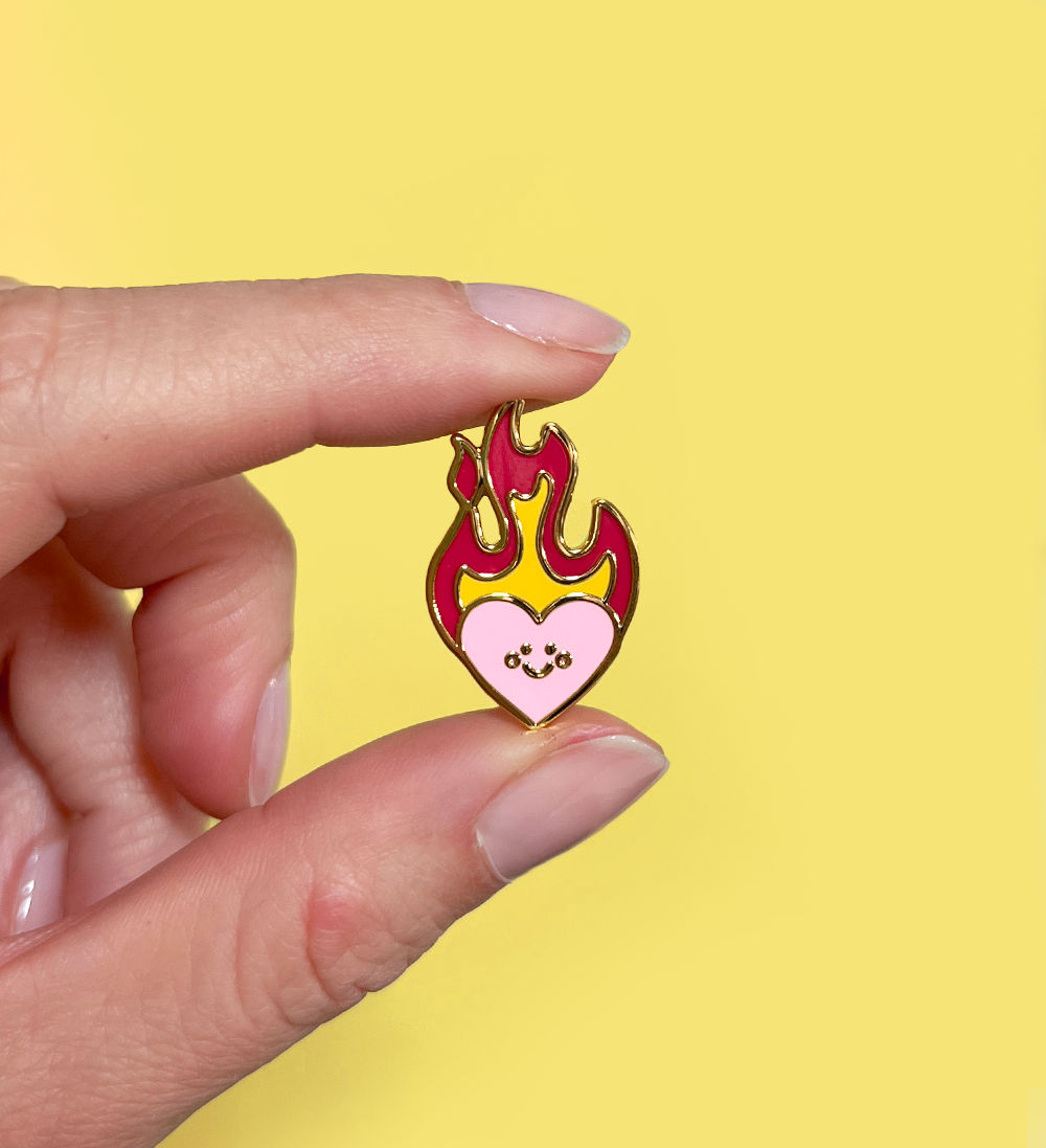 Pins émail Coeur enflammé