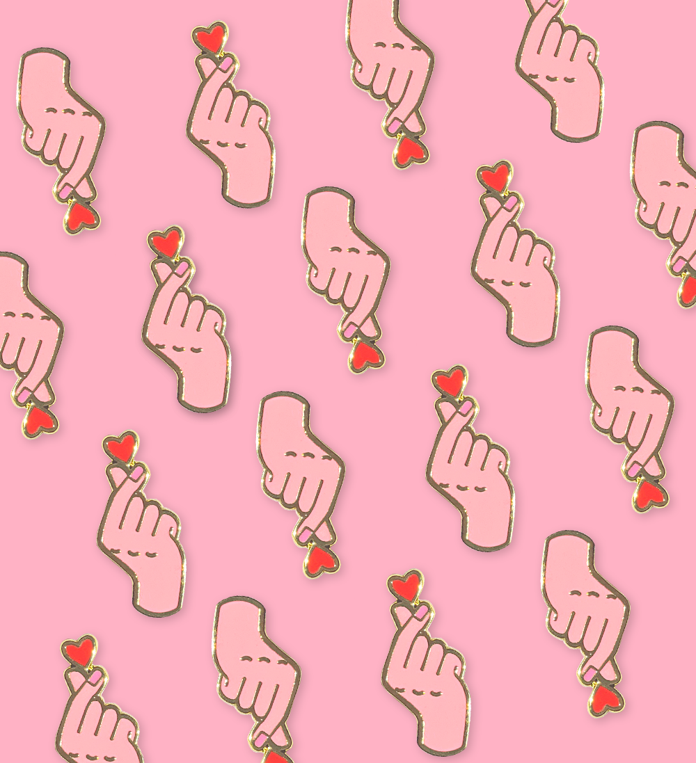 pins amour symbole coréen avec les mains couleurs rose très mignon, émail lisse
