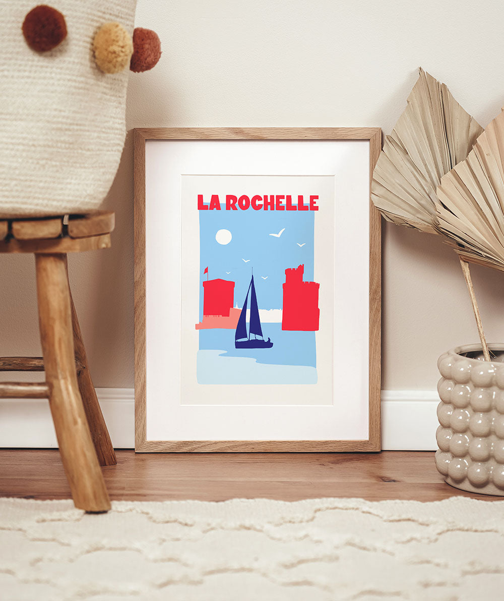 Ville de La Rochelle, avec voilier sur l'eau et entrée du port, affiche minimaliste aux couleurs lumineuses