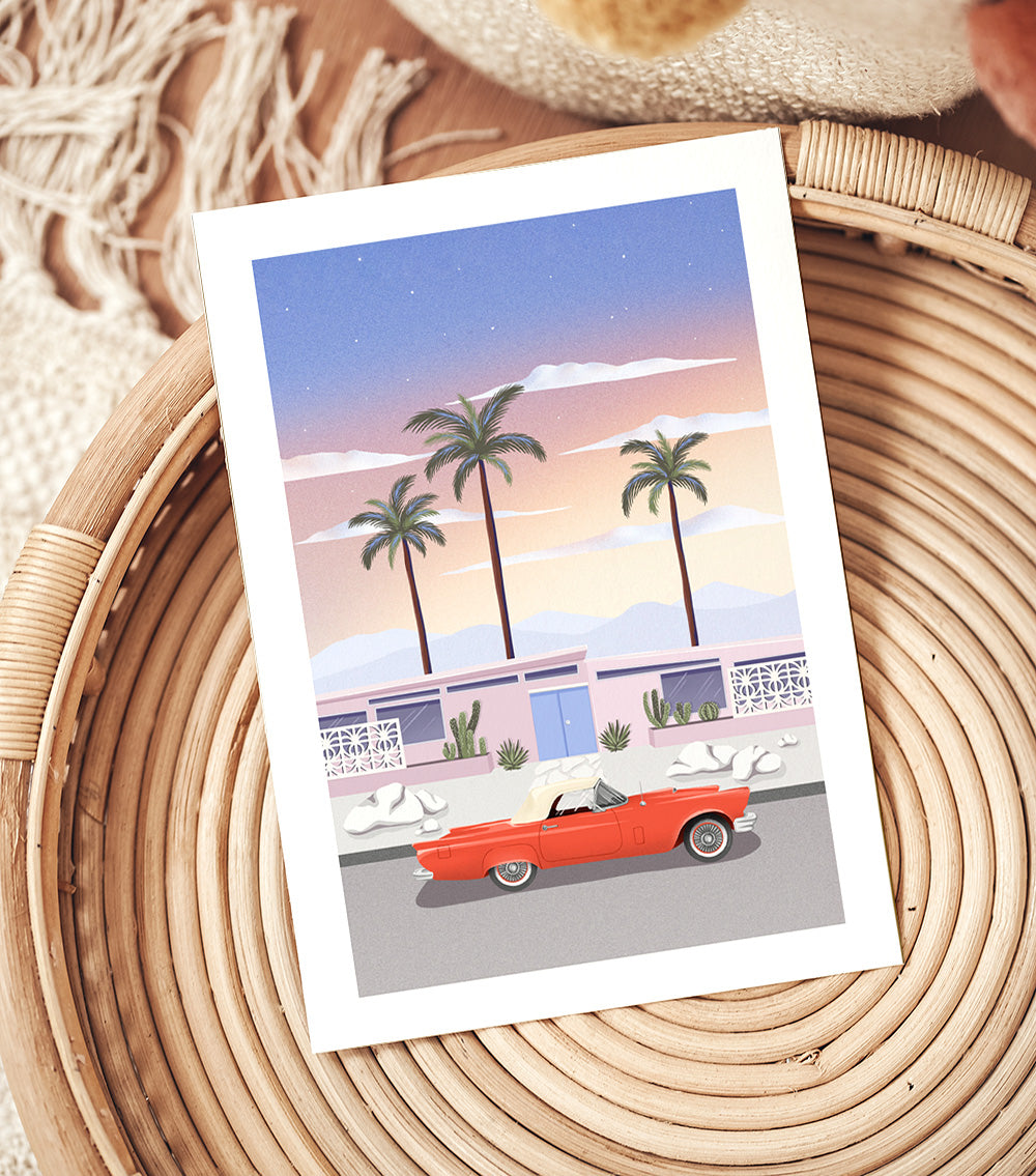 Maison typique californienne avec palmier et cactus, voiture rouge a l'avant, couché de soleil dans le ciel et couleurs douces et chaleureuses