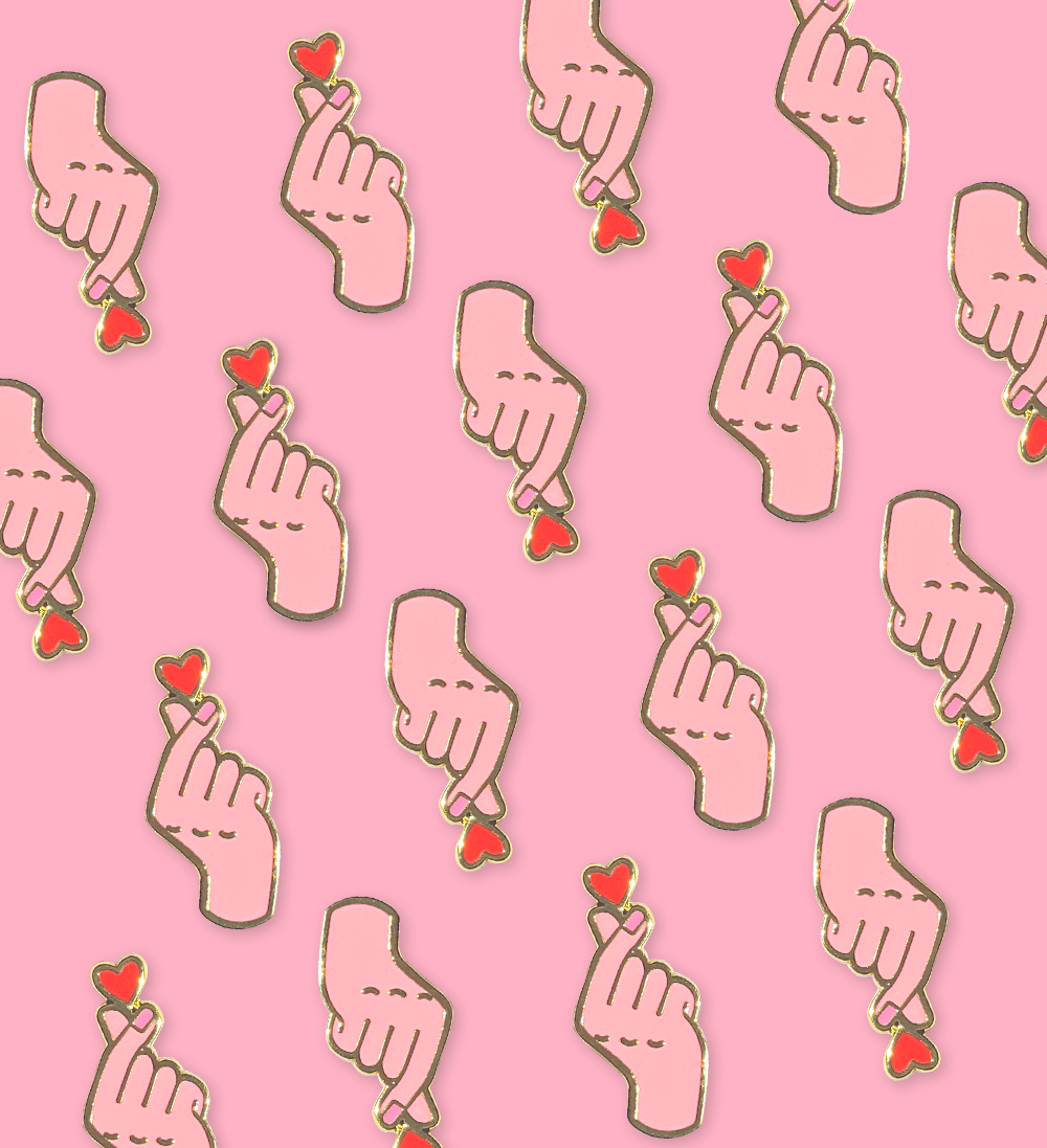 pins amour symbole coréen avec les mains couleurs rose très mignon, émail lisse 